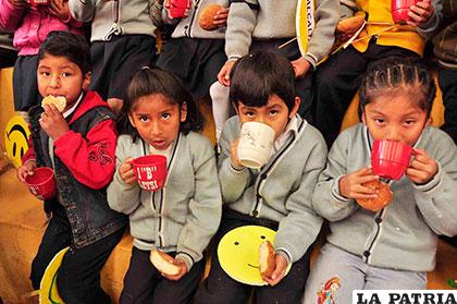 Niños disfrutando su desayuno escolar. El presupuesto será menor este año