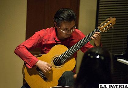 El talentoso concertista de guitarra Héctor Osaky