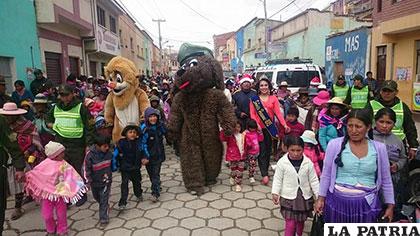 Los niños en Huanuni disfrutaron de la fiesta de Navidad