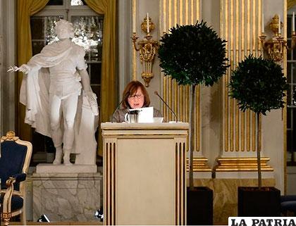Svetlana Aleksijevitj dando su discurso en la Academia Sueca