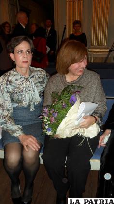 Sara Danius (secretaria de la Academia Sueca, Izq.) y Svetlana (der.)