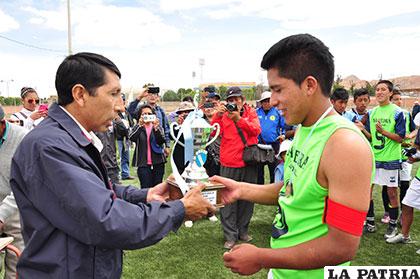 El capitán de Saavedra recibe el trofeo de campeón