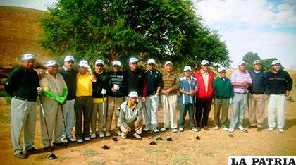 Los deportistas que participaron en la competencia de golf, el fin de semana
