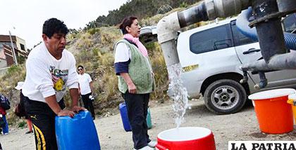 Vecinos de La Paz se abastecen del líquido elemento a través de cisternas /eldeber.com.bo