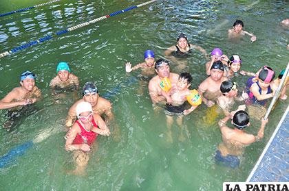 Niños, jóvenes y adultos practican la natación