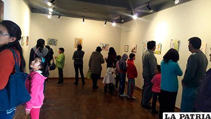 Público visita la exposición de niños que terminaron el taller de Creatividad