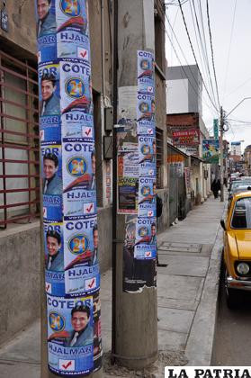 Candidatos colocaron varios afiches de campaña en los postes de la ciudad