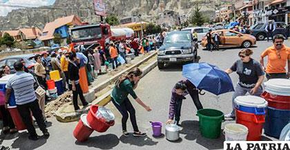 Vecinos de la zona Sur de La Paz hacen largas filas para abastecerse de agua /Eldeber.com.bo/Archivo