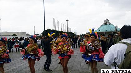 Las hermosas cholitas haciendo su peregrinación a la Guadalupana