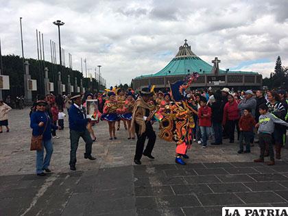 El directorio y danzarines  ingresan a la Basílica de Guadalupe