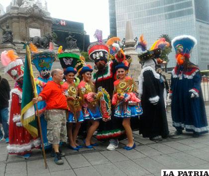 Las bolivianas  compartieron  con devotos mexicanos que mostraron una danza típica de su país