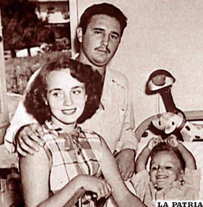 Castro con su primera esposa Myrta y su hijo Fidel /CUBANET.ORG