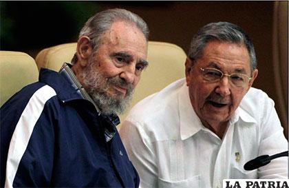 Fidel junto a su hermano Raúl, a quién le cedió el poder /ESCAMBRAY.CU