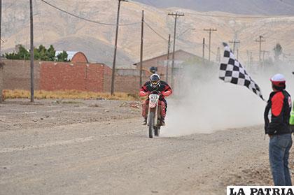 El motociclista Jonatán Martínez cruza la meta