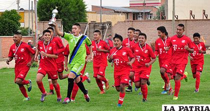 Vuelta olímpica de los integrantes de Afiz, campeones en la Sub-17