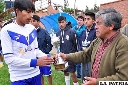 Vacaflor entrega el trofeo de subcampeón al capitán de San José