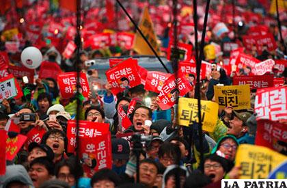 Surcoreanos salieron a las calles como protesta contra la presidenta, Park Geun-hye