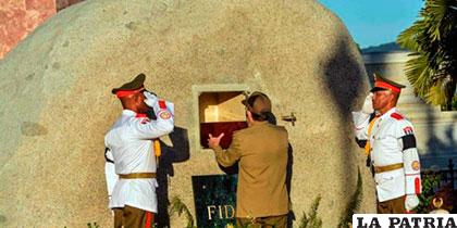 El presidente cubano Raúl Castro, coloca en la tumba la urna de cedro con las cenizas de Fidel Castro /EL PAIS.CR