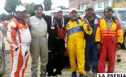 Los orureños Germán Adrián y Edwin Enríquez y Raúl Chura junto a sus navegantes