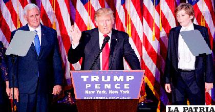 El presidente electo de Estados Unidos, Donald Trump (centro)