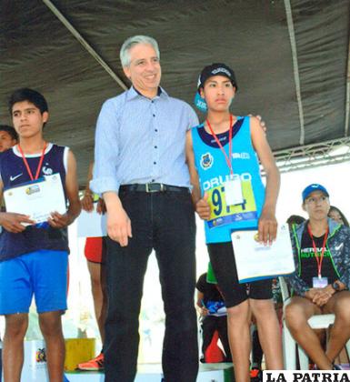 Deymar Patzi junto al vicepresidente Álvaro García Linera