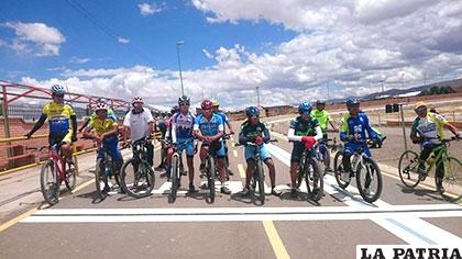 Ciclistas participantes en el punto de partida