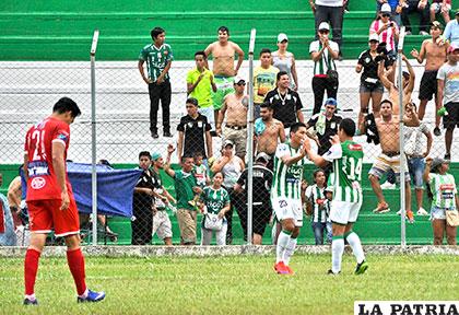 Dennis Bejarano, autor del primer gol, festeja con Gualberto Mojica /APG