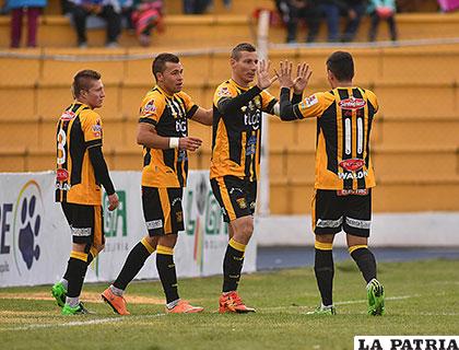 Pablo Escobar, autor del primer gol, festeja con sus compañero /APG
