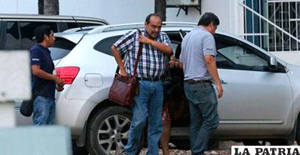 El momento en que Gustavo Vargas (centro) llegaba al Ministerio Público /ELDEBER.COM.BO