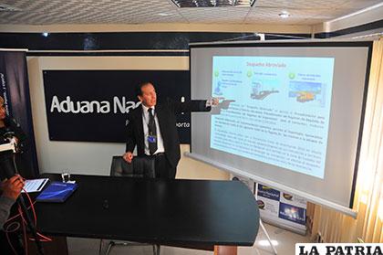 José Soto Puña, gerente de la Aduana Oruro, explica los logros de la entidad en esta gestión