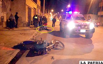El motociclista quedó inconsciente en el asfalto