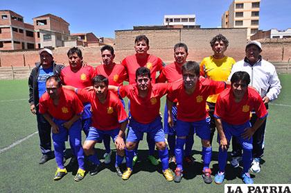 El plantel de jugadores de España FC clasificó a la final