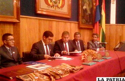 Momento de la firma de convenio entre rectores de la UTO y la Universidad de Chimborazo