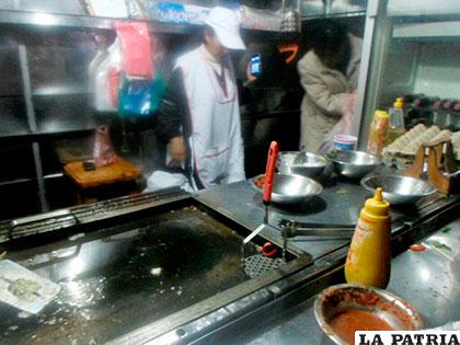 Falta de higiene en puestos ambulantes de comida en la zona de la Terminal