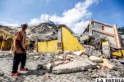 Un ciudadano indonesio inspecciona una mezquita destruida tras el terremoto /efe.com