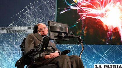 El astrofísico británico Stephen Hawking realizó una importante advertencia