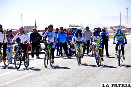 Ciclistas que se alistan para la Vuelta a Camargo