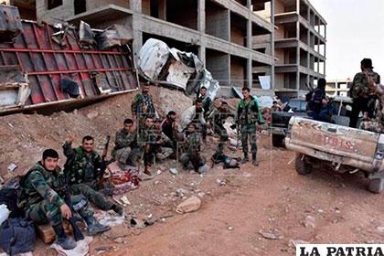 Soldados sirios descansan en Alepo /EFE.COM