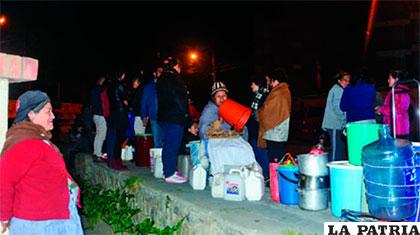 Vecinos de La Paz en largas filas para acceder a agua potable /ANF