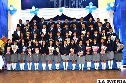 Bachilleres del Colegio Bolivia contentos en su acto de graduación