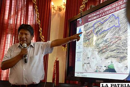 El gobernador Víctor Hugo Vásquez dando a conocer el estudio de la construcción de represas