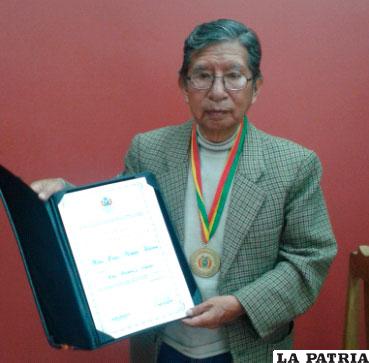 Mario Medina, portando la medalla y el titulo como Maestro de Artes