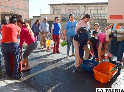 La falta de agua obligó a barrios paceños a adquirir agua de cisternas /fmbolivia.com.bo