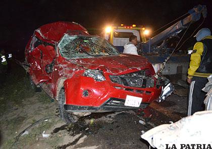 Una de las vagonetas quedó con serios daños luego del accidente del domingo