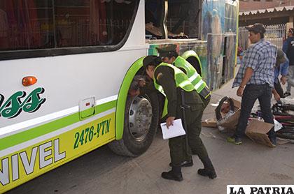 Funcionarios policiales revisaron los neumáticos de uno de los buses