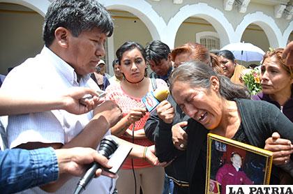 Doña Silvia, madre de Sheyla, entre sollozos pidió justicia ante el gobernador, Víctor Hugo Vásquez