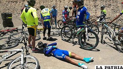 El ciclista Marco Colque fue atendido de inmediato por sus compañeros