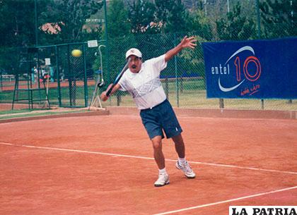 El tenis es la pasión de Valerio Almaraz, motivo por el cual aún lo practica