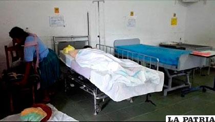 El cuerpo de la madre yace sin vida en el hospital
