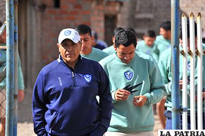 Carlos de Toro, solo puede tener algunas charlas técnicas con los jugadores